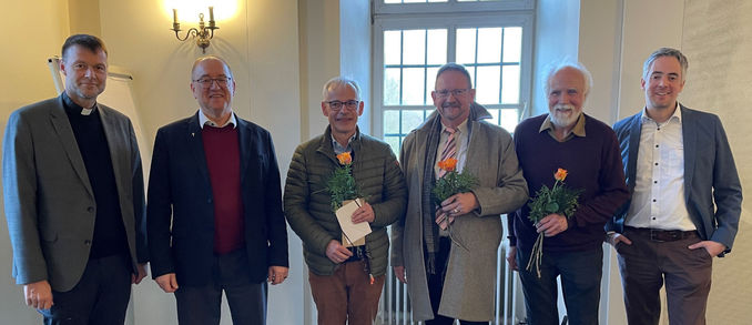 Verabschiedungen von Kollegen: v.l.n.r Dechant Markus C. Günther zusammen mit Dr. Stefan Ohnesorge (Klinikseelsorge Gelnhausen), Thomas Wiegelmann (Regionalkantor, Bad Orb), Robert Flörchinger (Caritasverband Main-Kinzig), Michael Hartmann-Peil (Fachstelle Prävention/Seniorenberatung Caritas) und Pastoralreferent Oliver Henkel (Dekanat Kinzigtal). Auf dem Bild fehlt Gemeindereferentin Carola Plambeck (Wächtersbach).