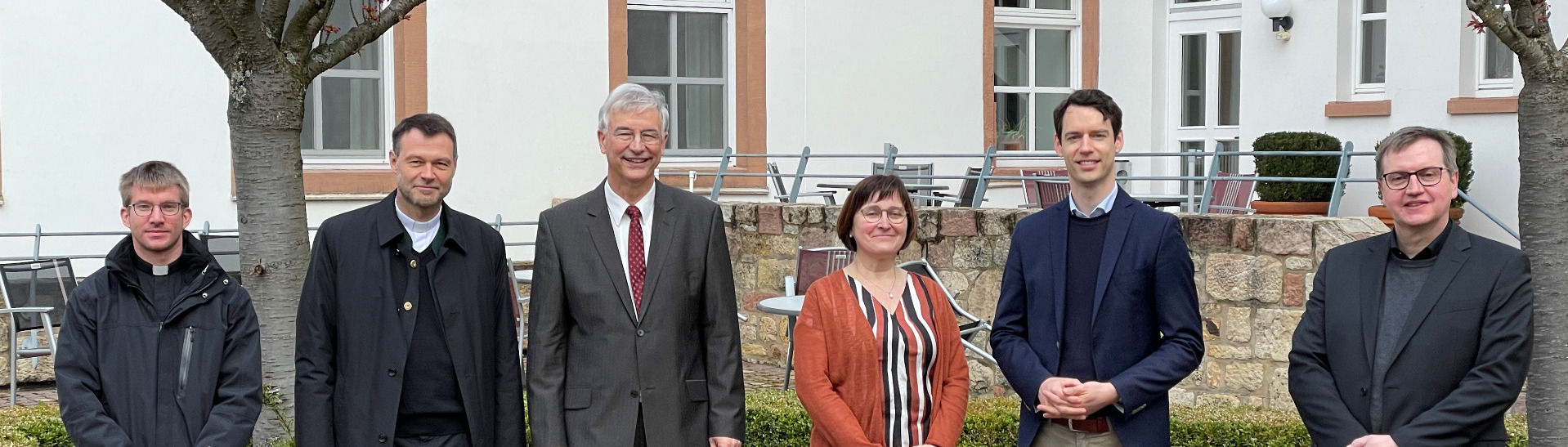 v.l.n.r.: Pfarrer Michael Sippel (Bad Soden-Salmünster), Dechant Markus C. Günther (Dekanat Kinzigtal, Gelnhausen), Bernd Heil (ehemalige Leitung des Bildungshauses Kloster Salmünster), Elke Hummel (Sekretariat Bildungshaus Kloster Salmünster), Dr. Marco Bonacker (Fulda), Burkhard Kohn (neue Leitung des Bildungshauses Kloster Salmünster)